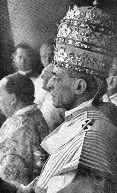 Ceremonia Y Rúbrica De La Iglesia Española La Tiara Papal Insignias