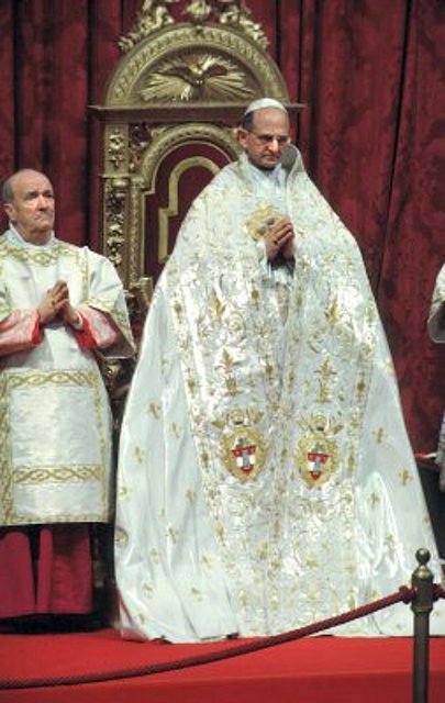 Ceremonia y rúbrica de la Iglesia española El manto papal Insignias