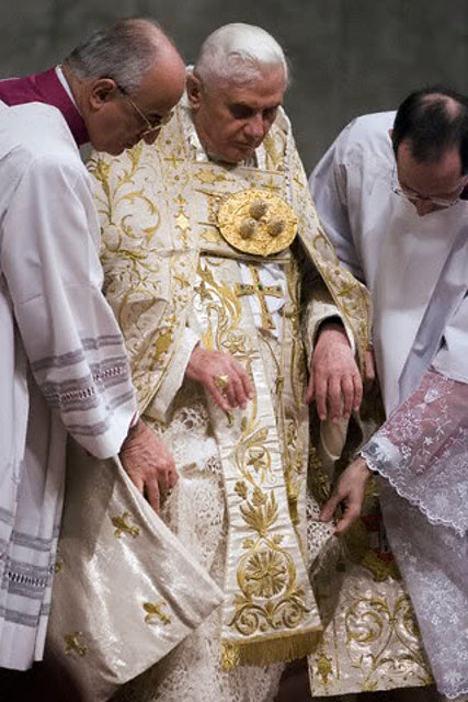 Ceremonia y rúbrica de la Iglesia española El manto papal Insignias