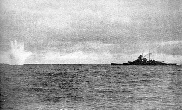 Fotografía realizada desde el Prinz Eugen del disparo largo de proa al Bismarck