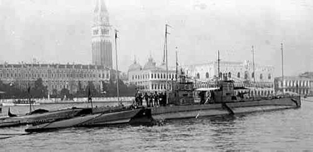 El C-3 y el C-6 navegando por aguas de Venecia