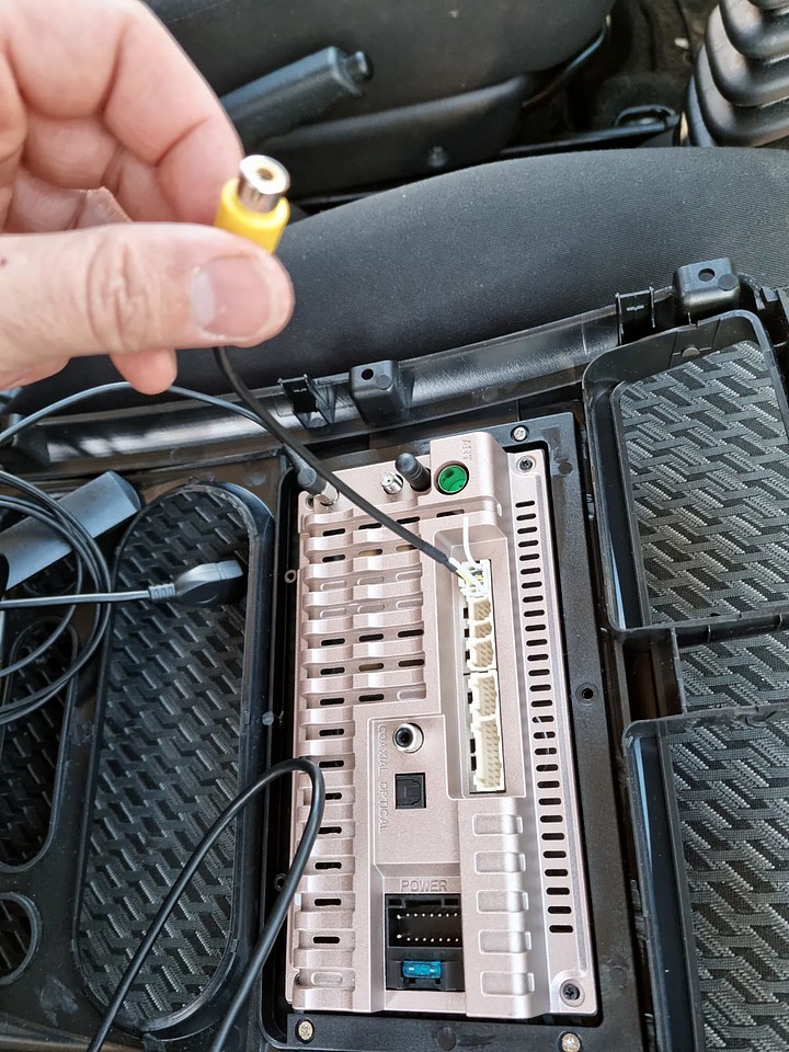 Alguien sabe como quitar este cable de Radio BMW e46