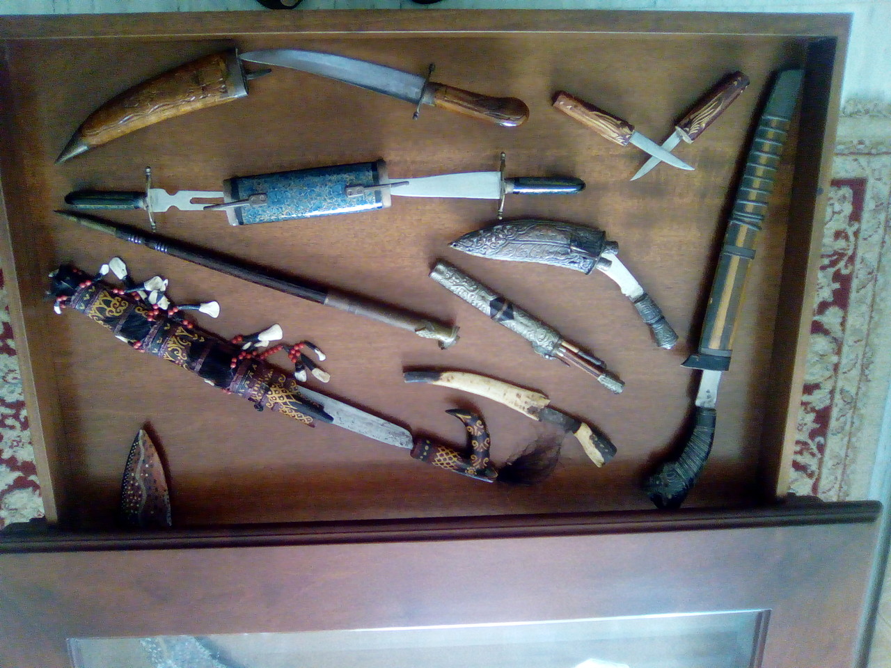 Expositor de navajas - AMONT, venta de réplicas de armas antiguas.
