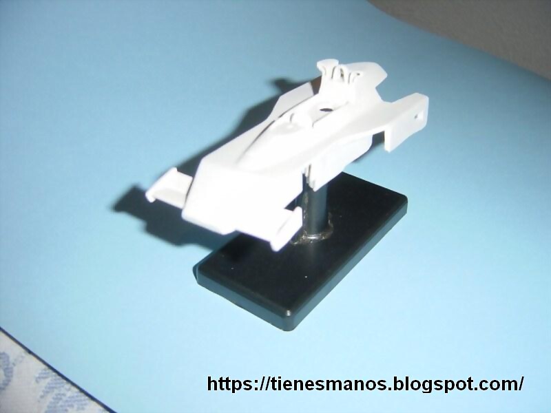 El McLaren M23/6 con imprimación