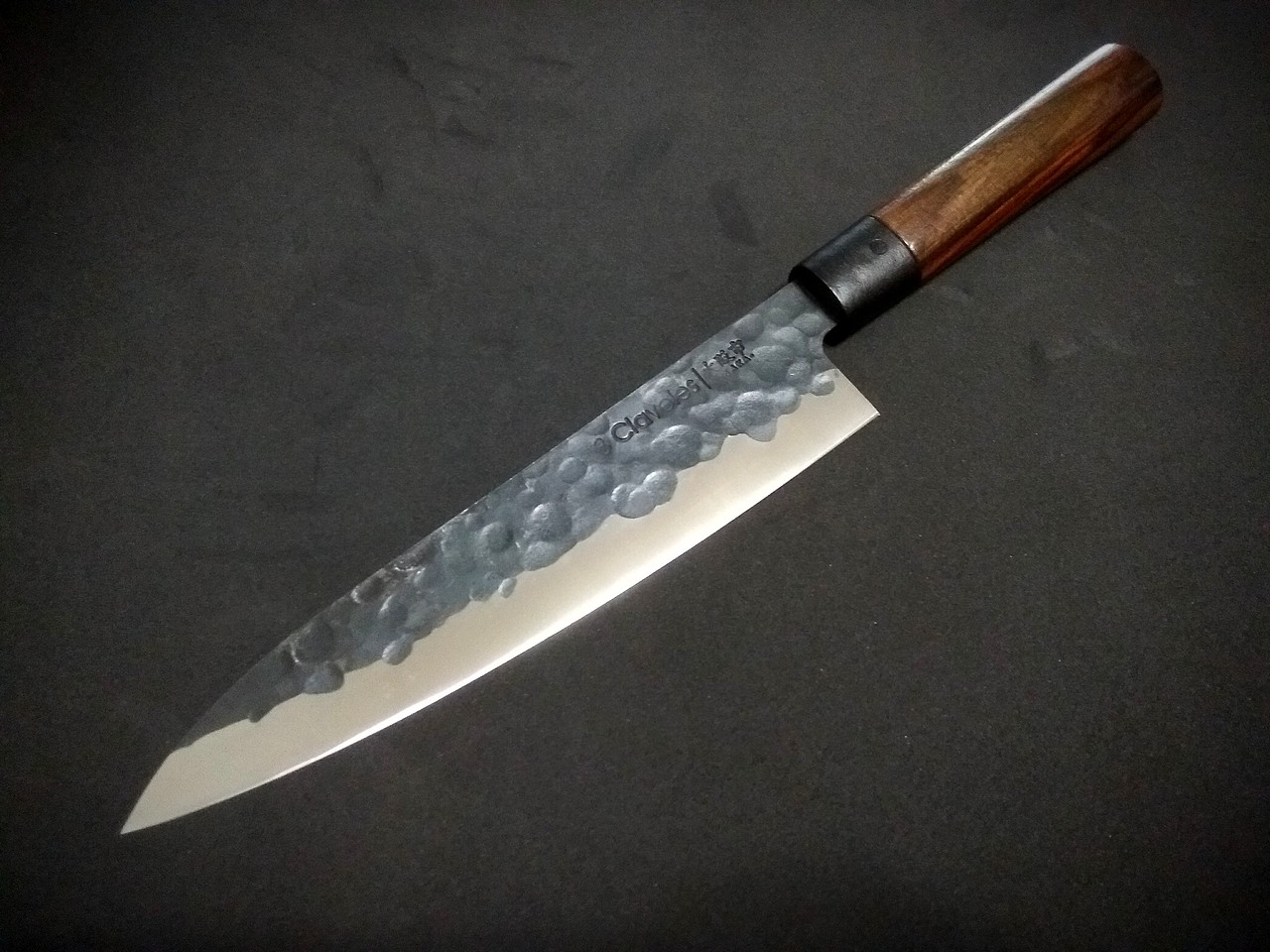 Cuchillo 3 CLAVELES OSLO 01432 con empuñadura con madera de nogal.