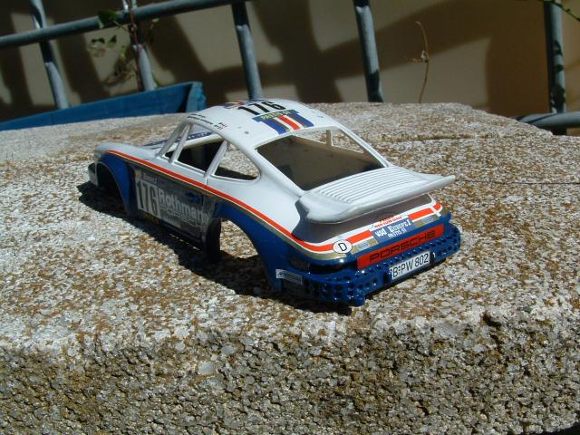 Traseradel Porsche 911 del Dakar decorada