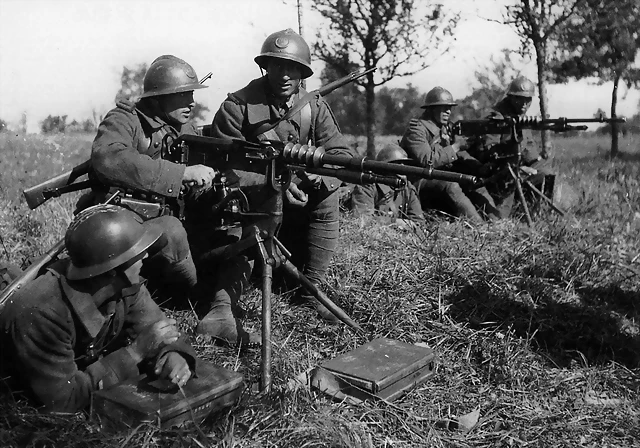 Una seccin de ametralladoras pesadas del II E.F. , armados con ametralladoras Hotchkiss , mod. 1914, en la batalla de Gembloux, n Mayo de  1940.