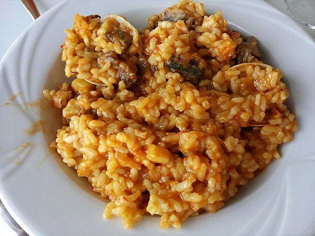 Arroz con almejas y pota