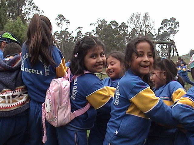 Emily y Brenda disfrutaron del sube y baja.