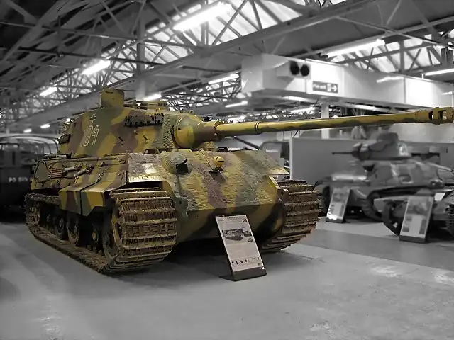 Bovington_Tiger_II_grey_bg