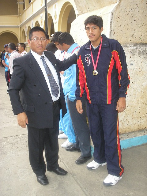 CONDECORACION A IRVING AVILA. DEPORTISTA RENOMBRADO. EX ALUMNO LEONCIOPRADINO CONDECORACION A IRVING AVILA. DEPORTISTA RENOMBRADO. EX ALUMNO LEONCIOPRADINO