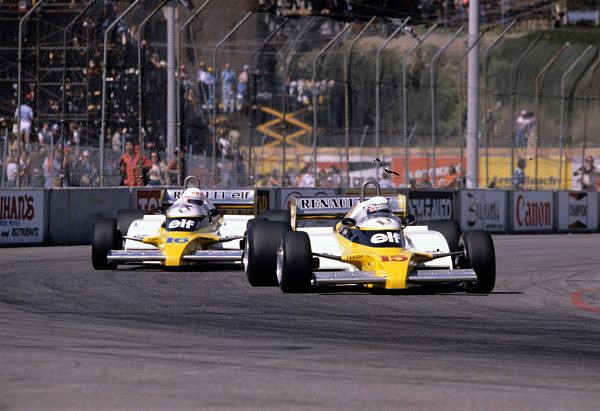 F1-1981-GP-de-LONG-BEACH-les-deux-RENAULT-de-PROST-et-de-Rene-ARNOUX-Photo-Bernard-BAKALIAN