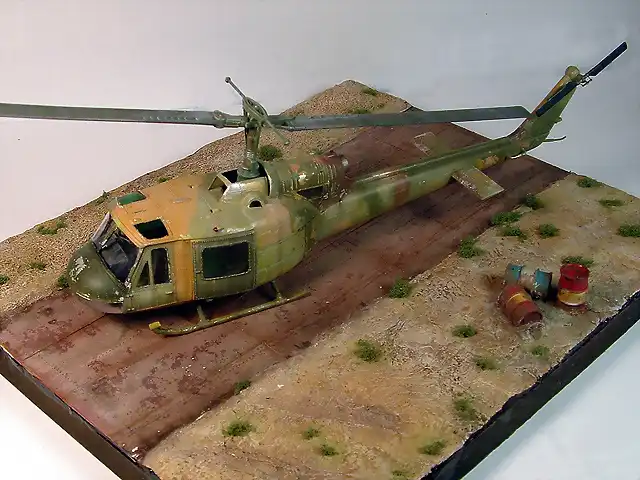 Bell UH-1B_04