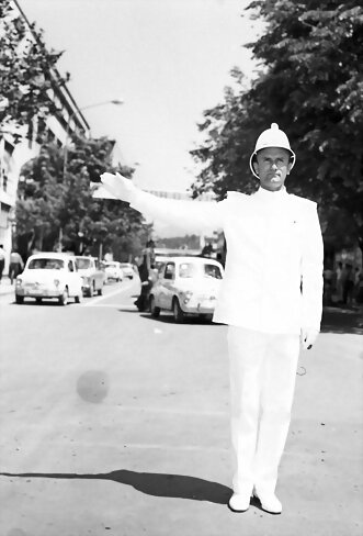 Podgorica - Verkehrspolizist Drago Filipovi&#263; an der Kreuzung vor dem Hauptpostamt, 1963