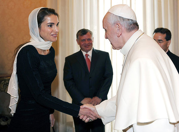 Rania-saluda-al-Papa