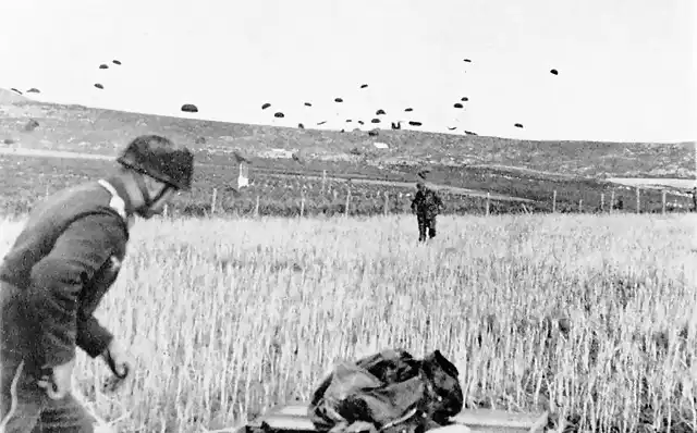 Bundesarchiv_Bild_141-0864_Kreta_Landung_von_Fallschirmj?gern