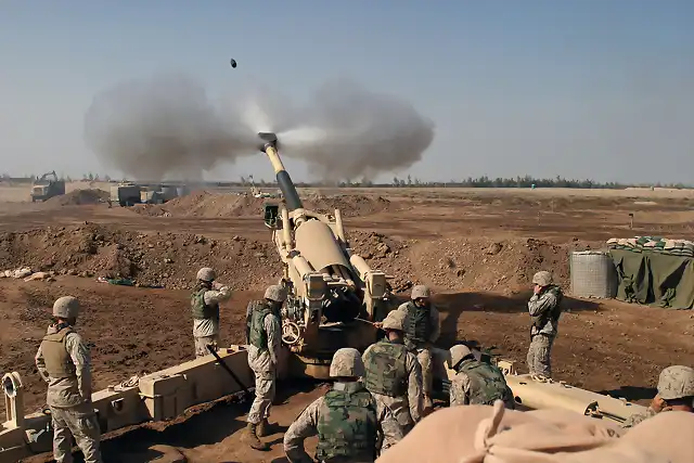 Marines disparando un caon M198 de 155mm en la segunda batalla de Fallujah