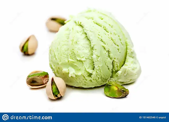 una-cucharada-del-helado-pistacho-con-los-pistachos-aislados-en-el-fondo-blanco-?el-dulce-comestible-real-ningunos-ingredientes-151482548