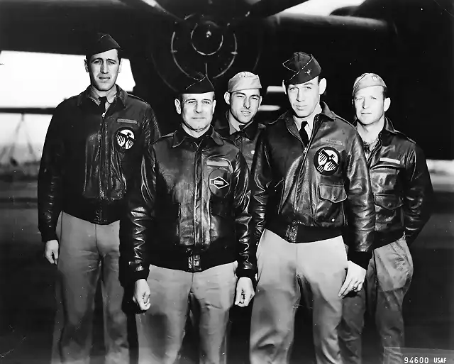 Doolittle, segundo por la izquierda,  y su tripulacin del raid sobre Tokio.