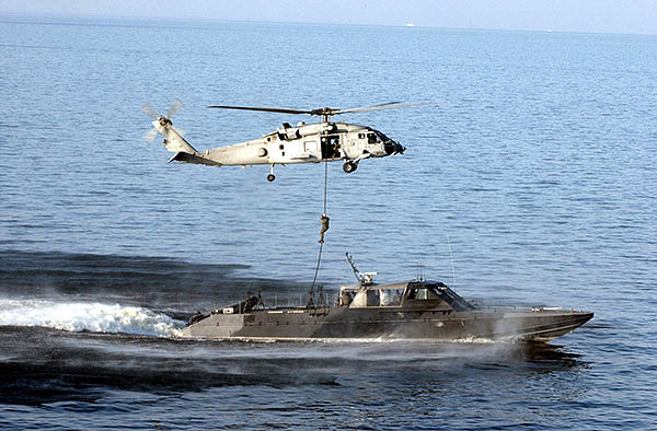 Elementos de los Navy Seal deslizandosa sobre una lancha rpida desde un HH-60H