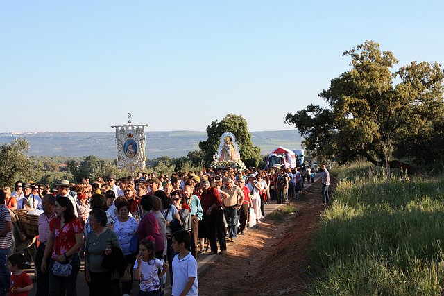 por la carretera hacia el pueblo