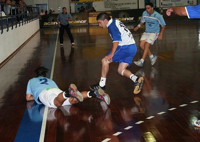 Lucha por el baln en la banda