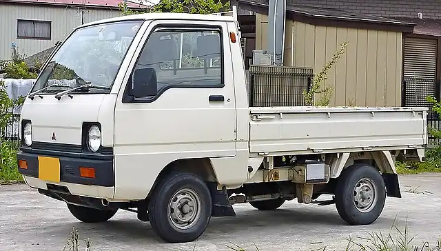 800px-Mitsubishi_Minicab_U11T_truck_Super_Deluxe_3-way_bed