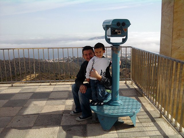 Adrin y yo en el mirador de Ceuta