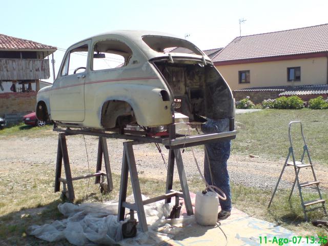 el coche fuera de la nave para chorrear los bajos