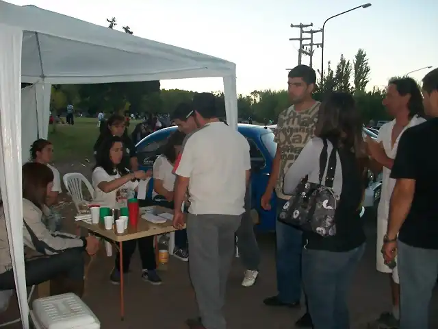 haciendo cola para donar! q bella foto