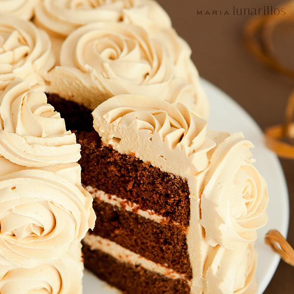 Tarta-de-chocolate-y-caramelo-con-rosas-corte-2