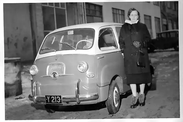 K?pavogur -  Lilja ?lafsd?ttir und ihr gewonnenner Fiat 600 Multipla, Island, 1958