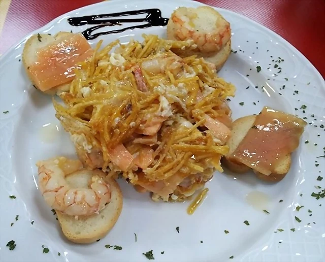 Revuelto de langostinos y salmón Revuelto de langostinos y salmón