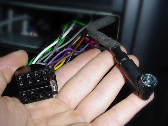 instalacion-de-un-radio-cd-o-radio-cassette-con-conectores-iso_