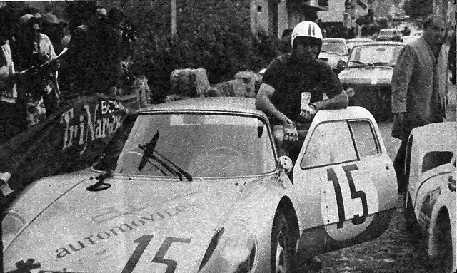 Francisco Alemany momentos antes de tomar la salida con su Porsche 904 GTS