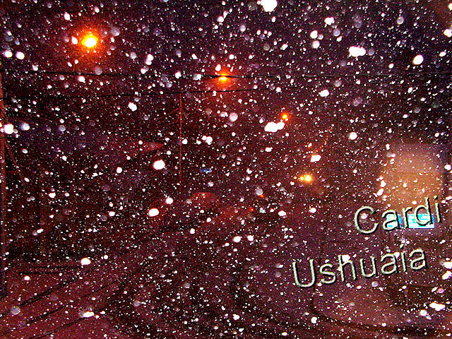 Noche en el cumpleaños de Ushuaia, con nieve