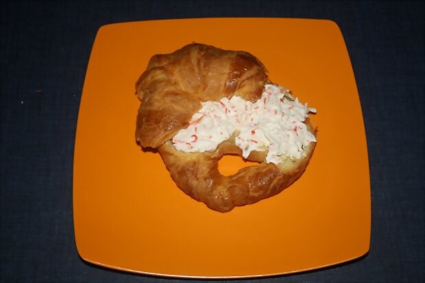 Croisant relleno de ensaladilla de cangrejo