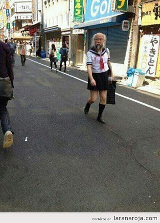 mientrastanto-meanwhile-japon-hombre-mayor-japones-vestido-disfrazado-cosplay-colegiala