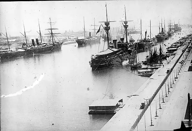 800px-Spanish_Fleet,_Suez_Canal_1898
