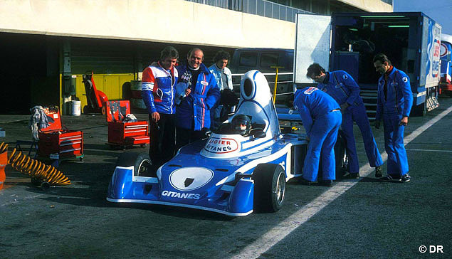 Grard aux cts de Guy Ligier et de leur premire F1, la JS5, teste par Jacques Laffite, en dcembre 1975