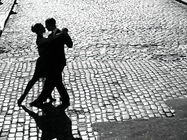 cuadro-vintage-fotografia-blanco_y_negro-impreso_en_lienzo-danza-bailarines-tango-baile-adoquines-urbano