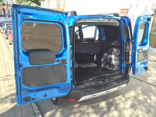 09 Dacia Dokker Stepway trasera puertas abiertas 09 Dacia Dokker Stepway trasera puertas abiertas