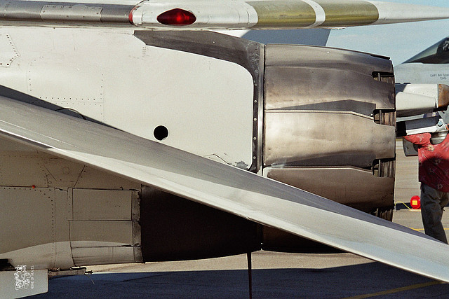 f14-detail-engine-20xl