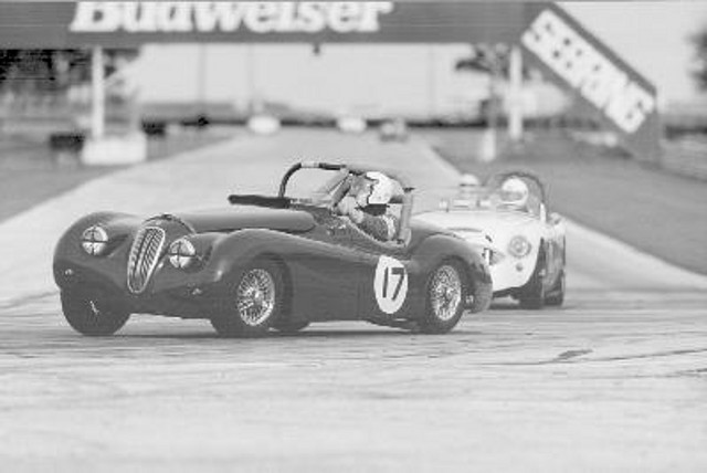 Jaguar XK-120 vs Austin Healey