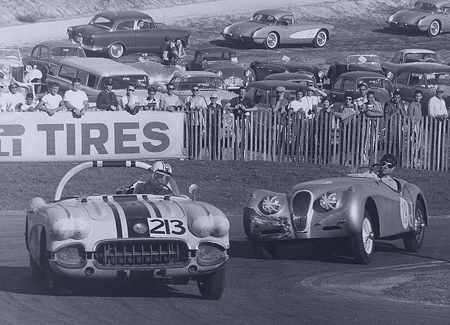 Jaguar XK-120 vs Chevrolet Corvette Jaguar XK-120 vs Chevrolet Corvette