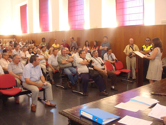 02-La nueva alcaldesa-Rosa Caballero-lee su compromiso de lealtad-Fot.J.CH.Q.-10.06.11.jpg