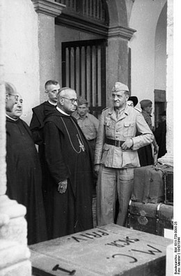 395px-Bundesarchiv_Bild_101I-729-0005-25,_Italien,_?berf?hrung_von_Kunstsch?tzen