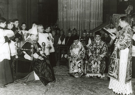 Don M?ximo Ruiz, obispo auxiliar, oficiando en las honras f?nebres de Monse?or Pascual D?az, 23 de mayo de 1936