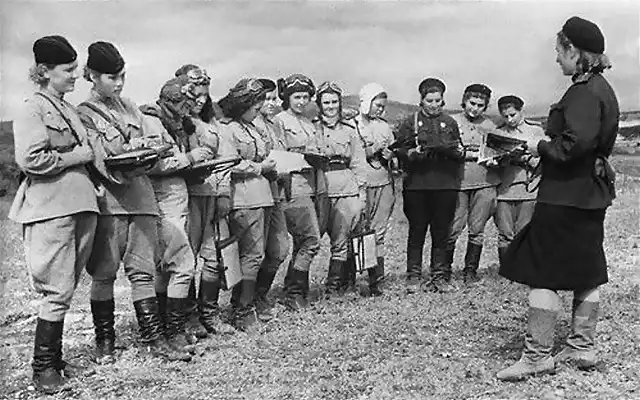 Pilotos rusas recibiendo instrucciones antes de una misin WWII