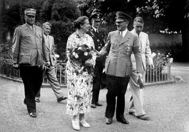 Hitler hablando con Winifred Wagner Hitler hablando con Winifred Wagner